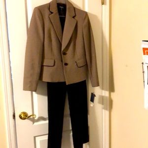 Jones Wear pants suit